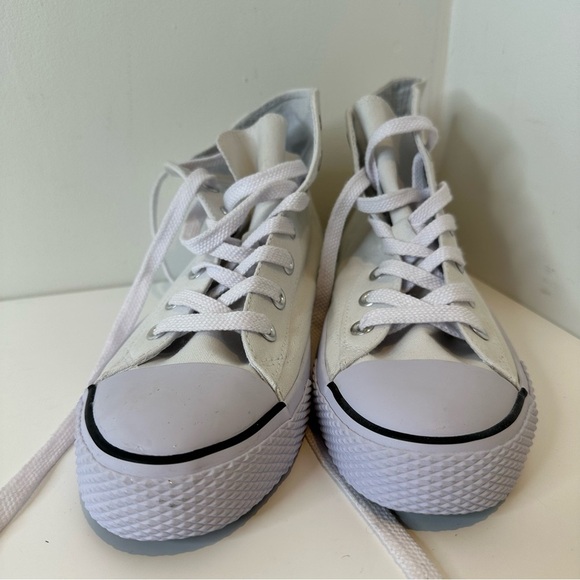 Airwalk Canvas upper balance women’s white sneakers. Size 10 - Picture 2 of 11